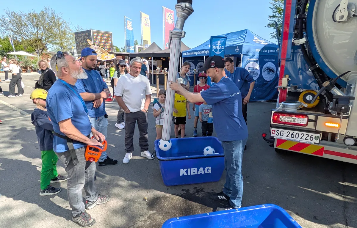 Ein Mann hantiert mit dem Sauger einer Kanalsäuberungsfirma.